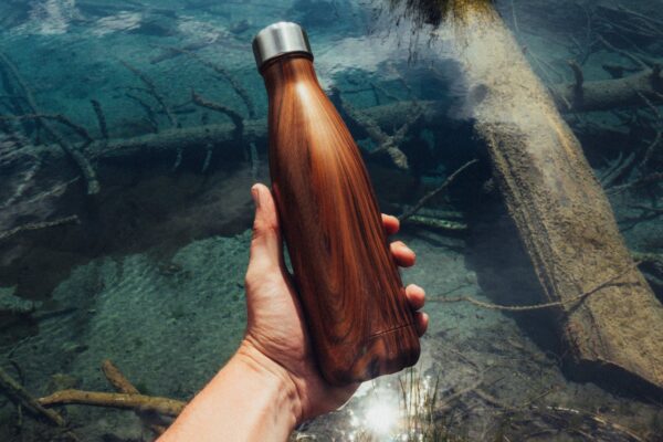 Botella Naturaleza – Textura de madera en sintonía con la naturaleza